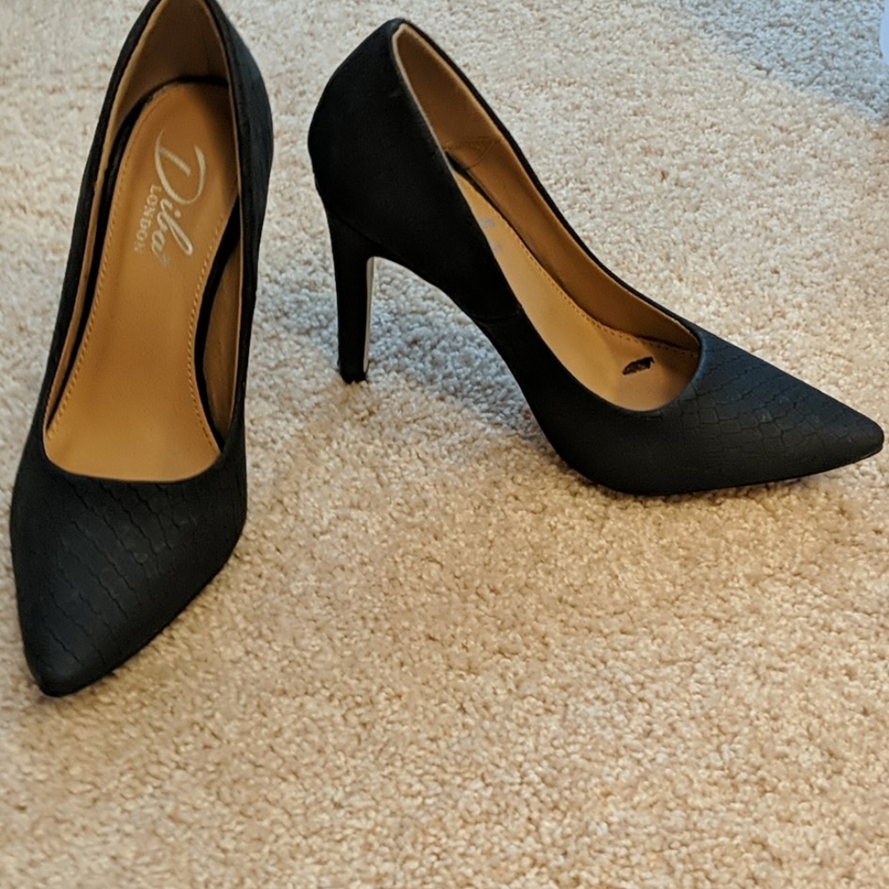 Black pumps